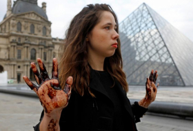  Protesters cover Louvre's Pyramid in black treacle-  NO COMMENT  