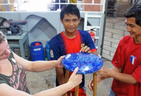 Indonesian street boys turn garbage into art - V?DEO