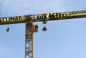  Greenpeace activists scale a crane at Notre Dame cathedral in climate protest -  NO COMMENT  