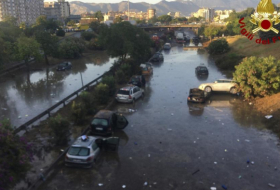   Dozens swim to safety after floods trap cars in Palermo underpass -   NO COMMENT    