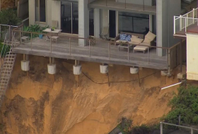  Beach erosion in Australia leaves residents on edge -  NO COMMENT  