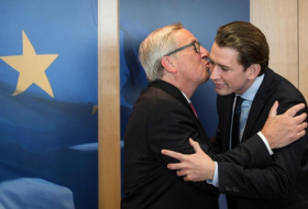 Austria's Kurz avoids Juncker's kiss in Brussels - VIDEO