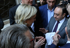 Le Pen refuses to wear headscarf for meeting with Lebanese Grand Mufti