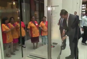 Dutch PM Mark Rutte cleans up parliament coffee spill - VIDEO