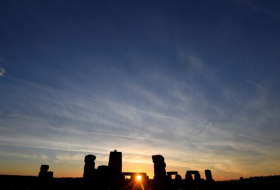 Thousands gather at Britain's ancient Stonehenge site for summer solstice
 