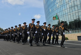 Soldiers march through Baku in Armed Forces Day celebration