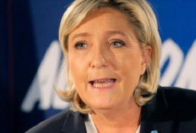 Poll shows Le Pen losing French presidential runoff