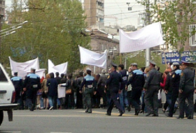 April promises "make or break" events in Armenia