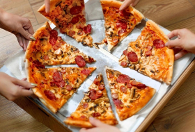 How to eat a pizza properly, according to the experts