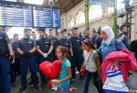 Musical relief for refugees in Vienna train station - VIDEO | No Comment