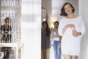 Milla Jovovich tastes Azerbaijani ayran in Icheri Sheher - VIDEO