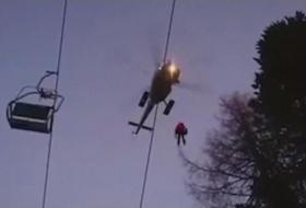 Austrian armed forces step in to rescue stranded people from ski lift - NO COMMENT