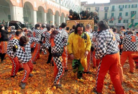 Italians turn out in the thousands for ‘Battle of the Oranges’ festival - VIDEO