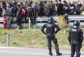 Catalan police break up pro-independence motorway protest - NO COMMENT
