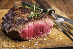 Cutting out red meat reduces people's risk of bowel cancer
