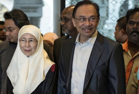 Anwar Ibrahim: Jailed Malaysian politician will get royal pardon says Mahathir