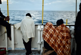 Stranded migrants: Italian ships join Aquarius in voyage to Spain