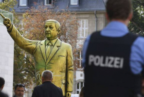 Golden Erdogan statue sparks confusion in German city