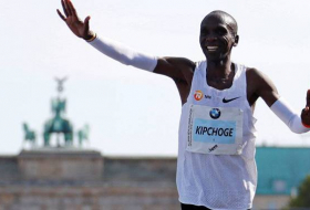 Kenyan runner eclipses marathon world record by 78 seconds