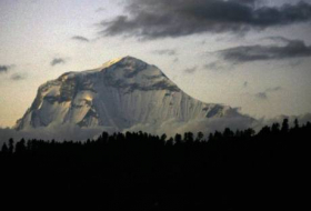 Snowstorm kills at least 8 climbers on Nepal peak