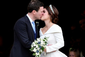 Queen Elizabeth's granddaughter marries in Gatsbyesque splendor  