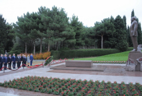 Governor of the Astrakhan region visits grave of Azerbaijani national leader Heydar Aliyev