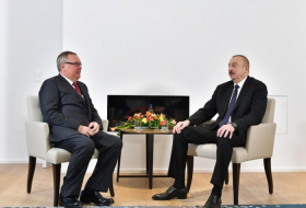  President Aliyev meets head of VTB Bank in Davos 