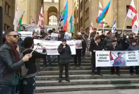   Azerbaijanis hold rally in front of Georgian parliament  