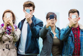  Smartphone 'addiction': Young people 'panicky' when denied mobiles 