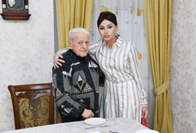  First VP Mehriban Aliyeva visits People’s Artist Alibaba Mammadov at his house 