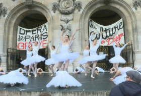   Ballet dancers protest against French pension reform on steps of Opera Garnier-   NO COMMENT    