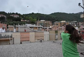  Advantage innovation! Tennis players take to roof for practice amid coronavirus lockdown -  NO COMMENT  