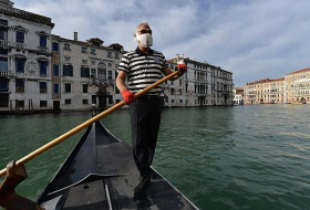  Venice's gondolas are back after Italy relaxes COVID-19 restrictions -  NO COMMENT  