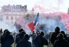   Police fire teargas at largely peaceful healthcare protest in Paris -   NO COMMENT    