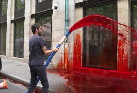  Extinction Rebellion sprays Medef employers' association HQ in Paris with fake blood -  NO COMMENT  