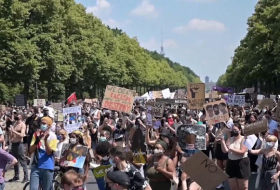  Black Lives Matter: Hundreds march in Berlin against racism -  NO COMMENT  