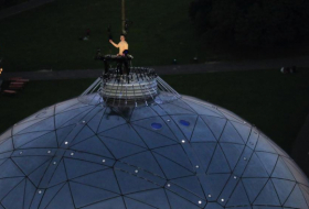  Belgian DJ gives silent performance atop Brussels landmark -  NO COMMENT  