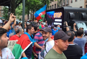   Azerbaijanis stage rally outside Armenia's permanent mission to the United Nations  
 