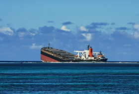  Tanker leaking tons of oil breaks in two off the coast of Mauritius   -  NO COMMENT  