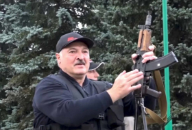  Lukashenko brandishes rifle amid Belarus protests -  NO COMMENT  