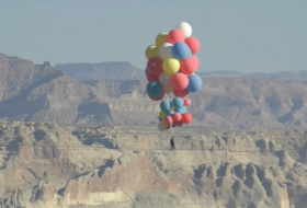   Daredevil David Blaine takes flight with helium balloon up to 7,500 metres -   VIDEO    