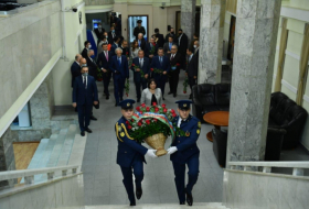 Azerbaijani parliamentary delegation puts wreath at Heydar Aliyev's bas-relief in Moscow