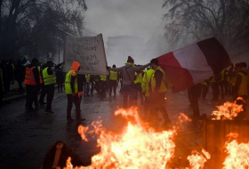   Security law protest causes fires and injuries in Paris -   NO COMMENT    