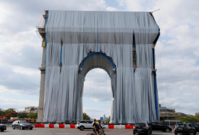  Arc de Triomphe wrapped in fabric by Christo -  NO COMMENT  