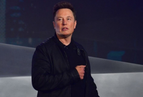 Musk says first orbital flight for Moon rocket in early 2022
