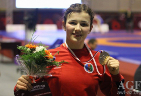 Azerbaijan’s female wrestler grabs gold at tournament in Russia