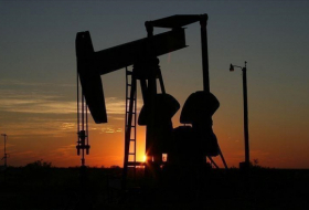 Oil rises on market caution over tight supply