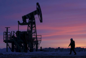 Oil lower as dollar firms; market eyes Iraq exports