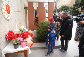 Azerbaijani citizens honor memory of victims of earthquake in Türkiye 