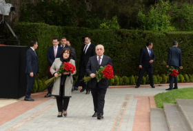 Azerbaijan's state and government officials pay respect to Great Leader Heydar Aliyev
